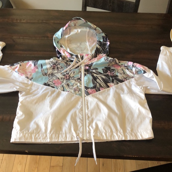 Wind breaker - Picture 2 of 2